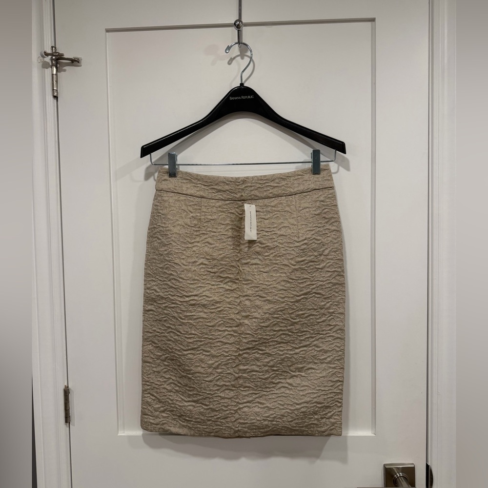 Banana Republic Jacquard Gold Shimmer Pencil Skirt. - Picture 1 of 10